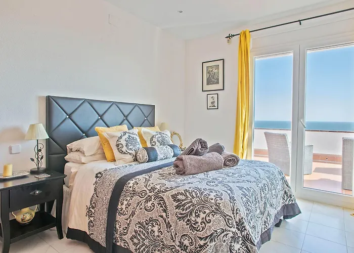 House With Amazing Views , Overlooking The Festival Town Of Будинок відпочинку