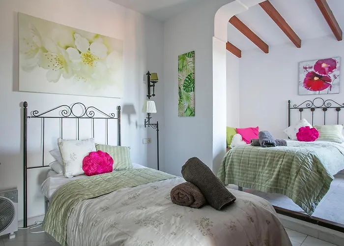 House With Amazing Views , Overlooking The Festival Town Of Будинок відпочинку