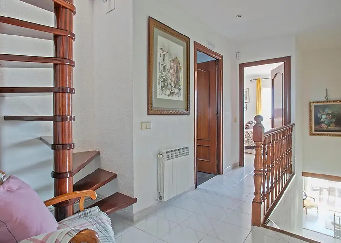 Будинок відпочинку House With Amazing Views , Overlooking The Festival Town Of Сіджас