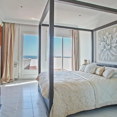 House With Amazing Views , Overlooking The Festival Town Of Dom wakacyjny Sitges