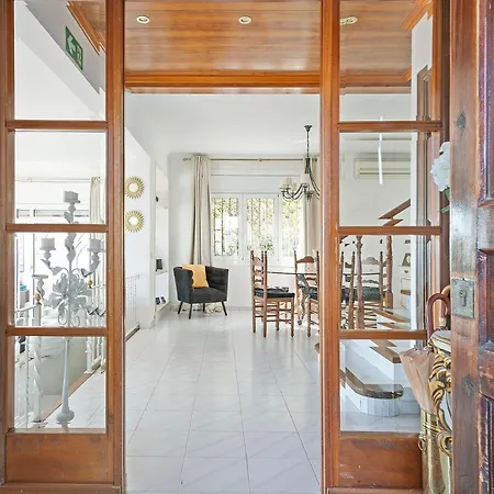 House With Amazing Views , Overlooking The Festival Town Of Dom wakacyjny Sitges