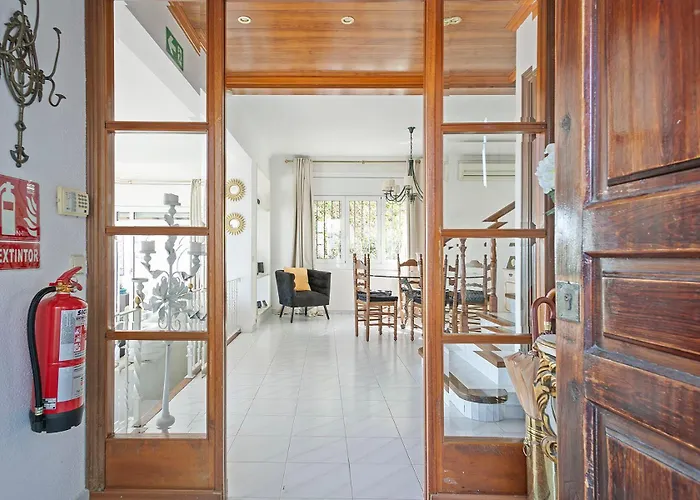 House With Amazing Views , Overlooking The Festival Town Of Prázdninový dům Sitges