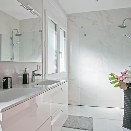 House With Amazing Views , Overlooking The Festival Town Of سيدجيس